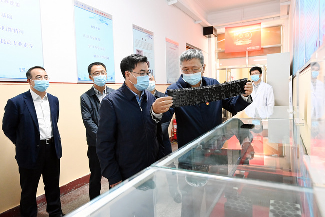 胡昌升在哈尔滨看望慰问高校教师和自然科学研究人员